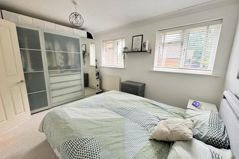8 Arthur Close, Bagshot, GU19 5QT