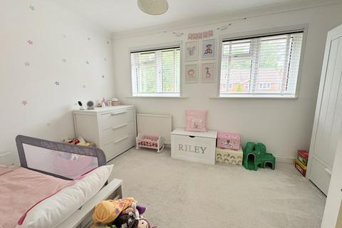 8 Arthur Close, Bagshot, GU19 5QT