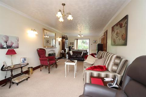 4 bedroom chalet for sale, Hatch Road, Pilgrims Hatch, Brentwood