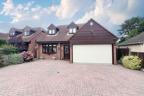 4 bedroom chalet for sale, Hatch Road, Pilgrims Hatch, Brentwood