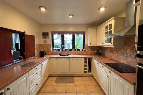 4 bedroom chalet for sale, Hatch Road, Pilgrims Hatch, Brentwood