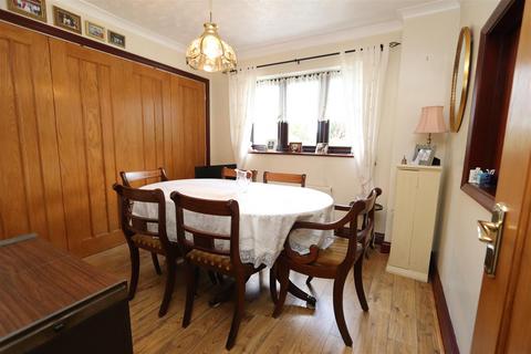 4 bedroom chalet for sale, Hatch Road, Pilgrims Hatch, Brentwood