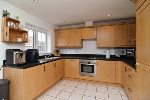 3 bedroom terraced house for sale, Priory Chase, Rayleigh, SS6