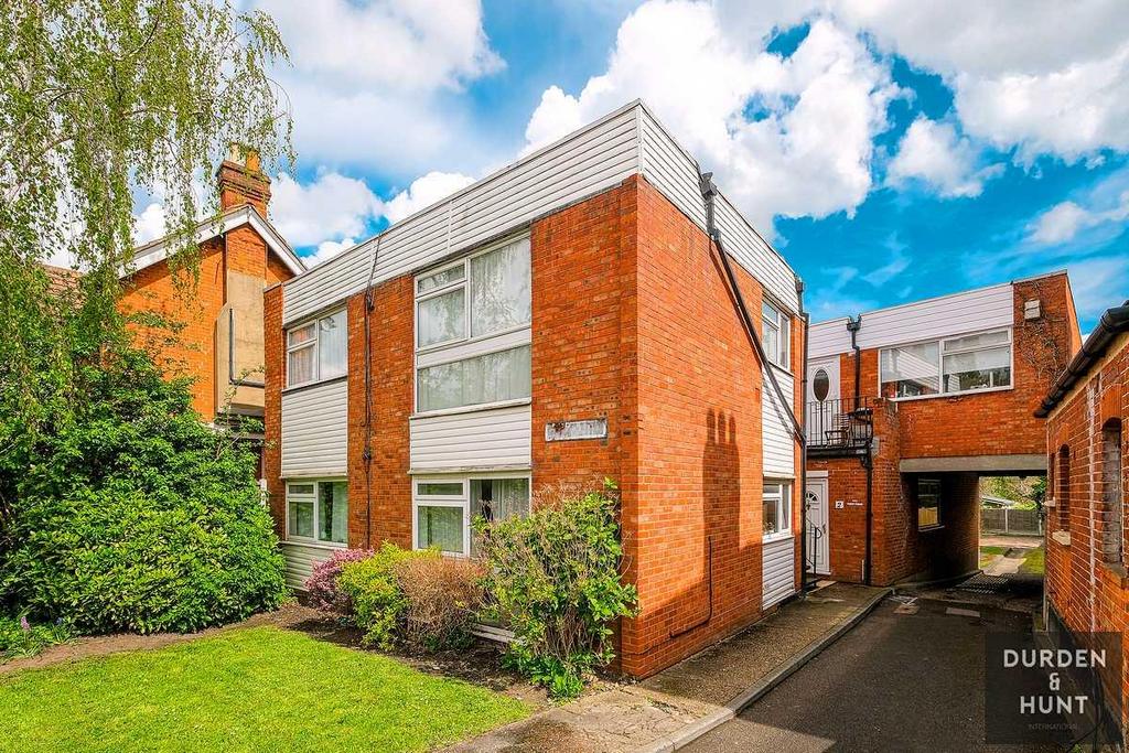 High Road, Magnolia Lodge, Loughton 2 bed apartment to rent £1,700