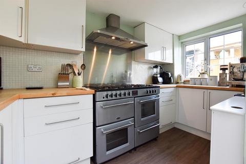 32 High Street, Wouldham, Rochester, ME1 3XB