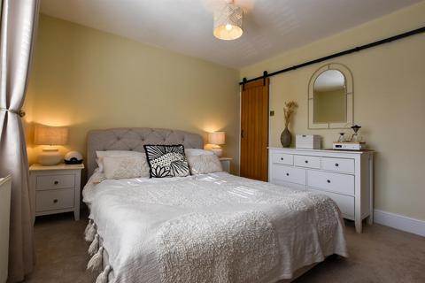 32 High Street, Wouldham, Rochester, ME1 3XB