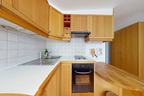 Studio to rent, Cartwright Gardens