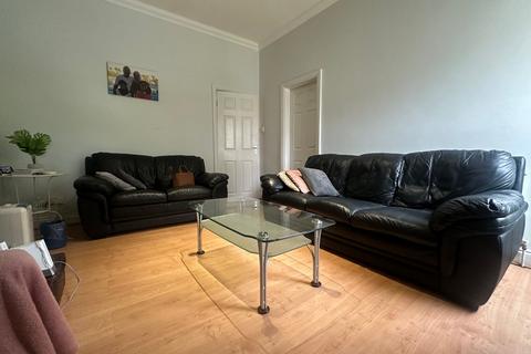 2 bedroom flat to rent, Golders Green Road, London, NW11