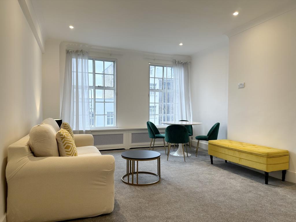 St. Court, London SW3 2 bed flat to rent £3,800 pcm (£877 pw)