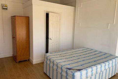 Studio to rent, Manstone Road, Kilburn NW2