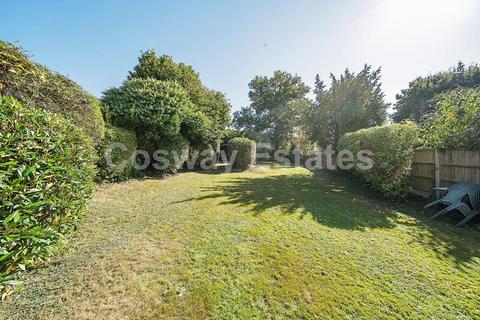 44 Tretawn Gardens, London, NW7 4NR