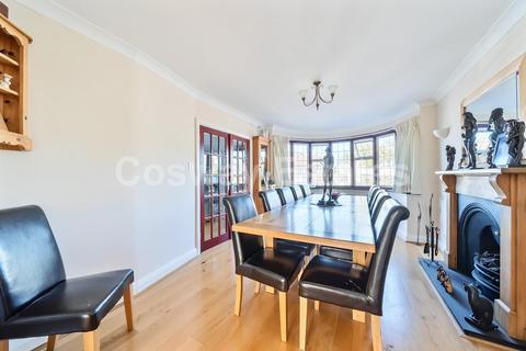 44 Tretawn Gardens, London, NW7 4NR