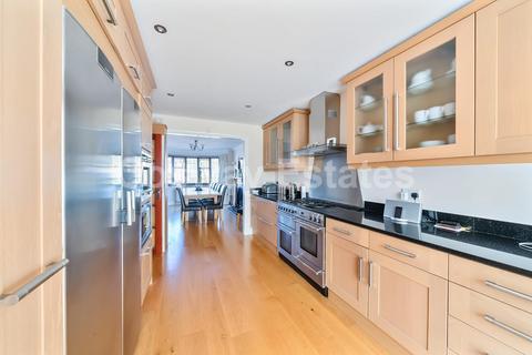 44 Tretawn Gardens, London, NW7 4NR