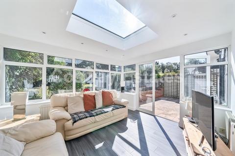 44 Tretawn Gardens, London, NW7 4NR