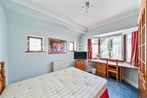 44 Tretawn Gardens, London, NW7 4NR