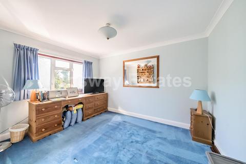 44 Tretawn Gardens, London, NW7 4NR