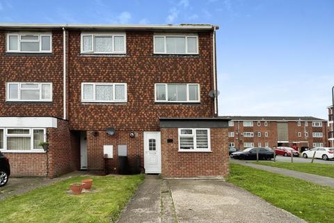 3 bedroom terraced house to rent, Cheviot Road, Langley SL3