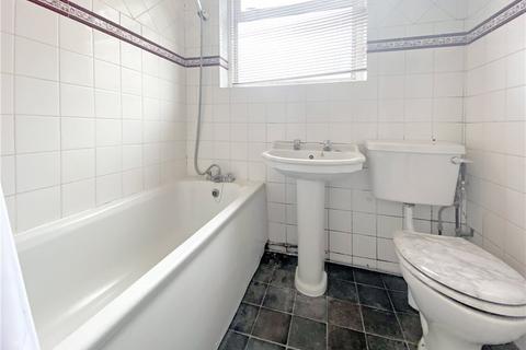 2 bedroom flat to rent, Berkeley Close, Ruislip, HA4