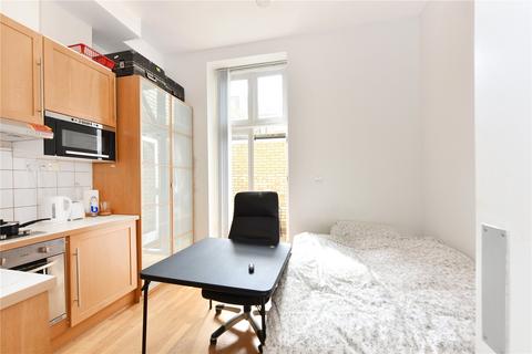 Studio to rent, Warbeck Road, London W12