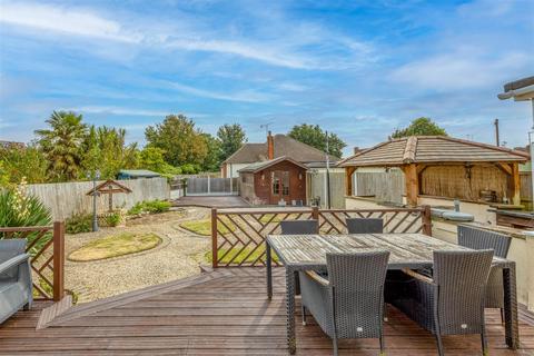 3 bedroom chalet for sale, HADLEIGH PARK AVENUE, Benfleet