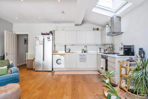 3 bedroom flat for sale, Tooting Bec Road, Balham