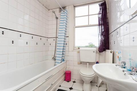 3 bedroom flat to rent, Tooting High Street, Tooting Broadway, London, SW17