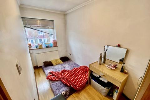 4 bedroom terraced house for sale, Compton Crescent, London, UB5