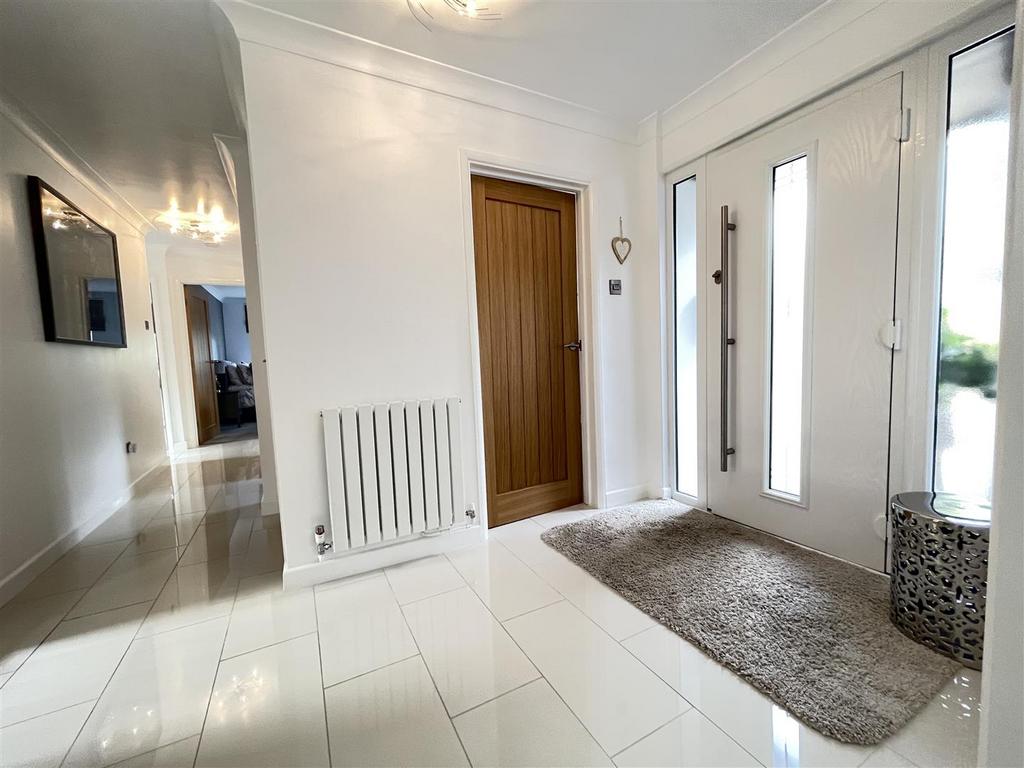 L shaped entrance hall