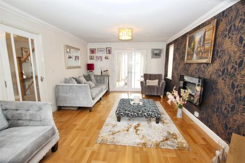 3 Beechwood Gate, Lanark, ML11 9FL