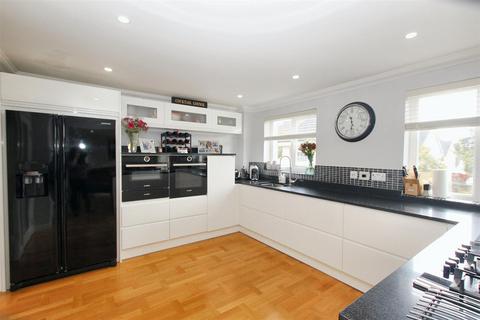 3 Beechwood Gate, Lanark, ML11 9FL