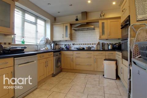 1 bedroom end of terrace house to rent, Dagenham Road - RM7