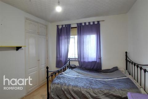 1 bedroom end of terrace house to rent, Dagenham Road - RM7