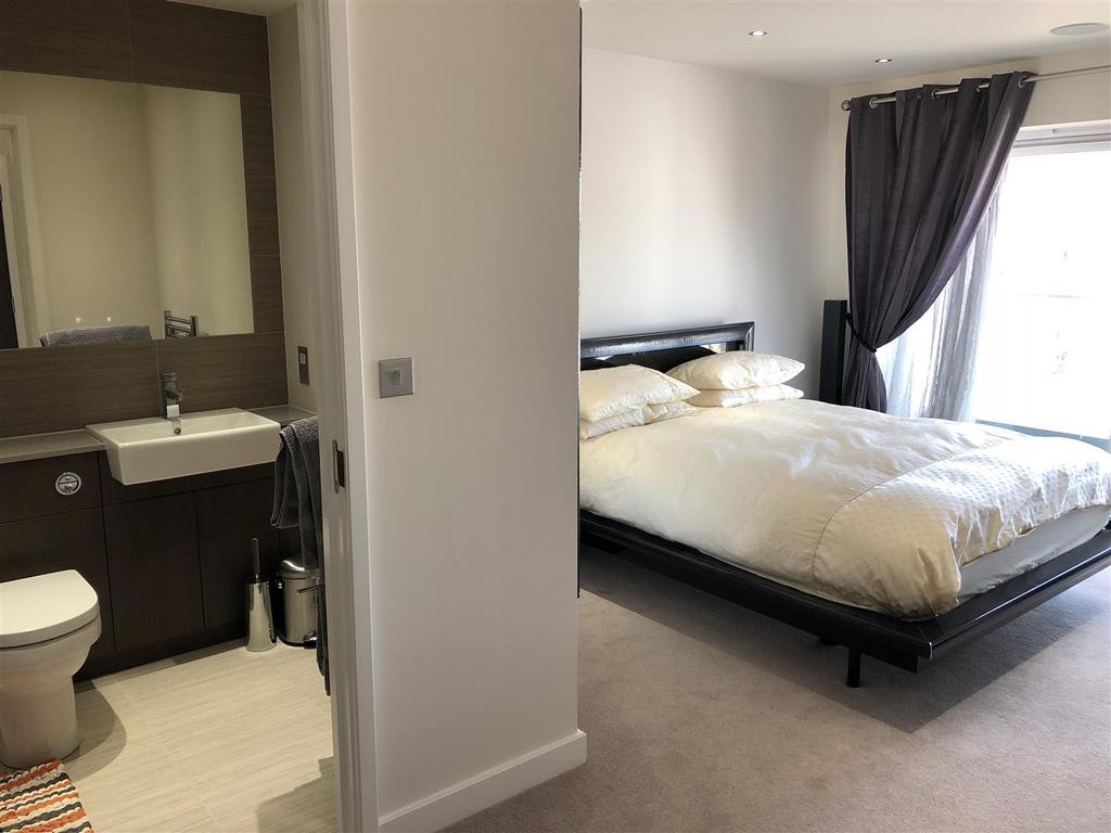 Ellyson House, East Drive, London 2 bed apartment to rent £2,100 pcm