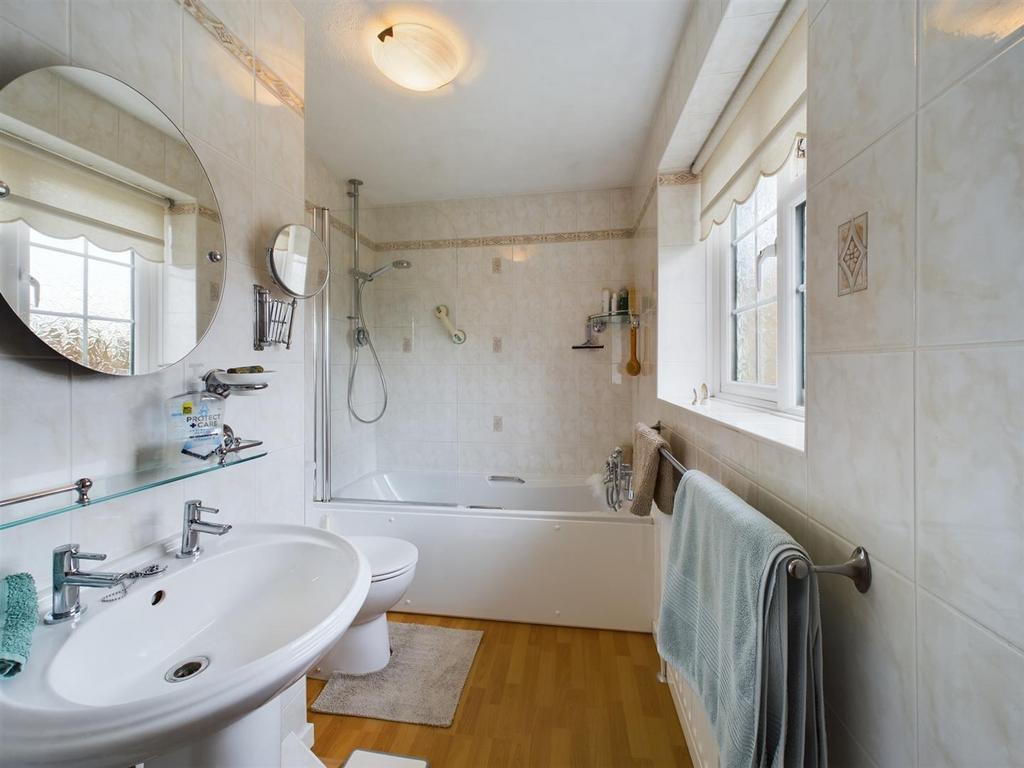 En-Suite Bathroom