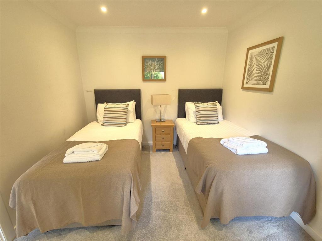 Twin room (2).jpg
