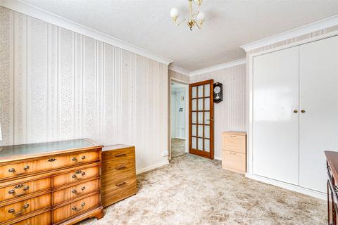 2 bedroom flat for sale, Chatsmore Crescent, Goring-by-Sea, Worthing, West Sussex, BN12