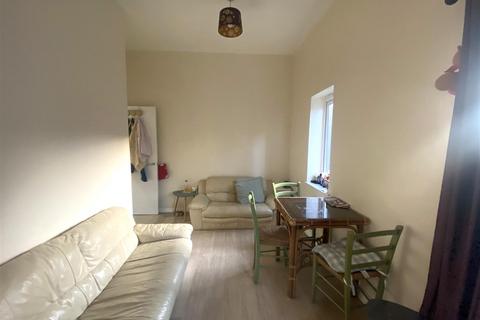 1 bedroom flat to rent, Hanworth Road, Hounslow TW3