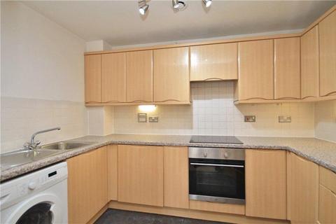 2 bedroom flat to rent, Claremont Avenue, Woking GU22