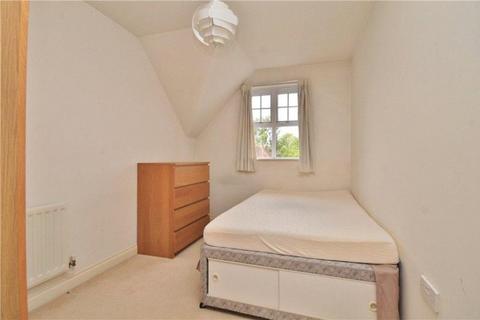 2 bedroom flat to rent, Claremont Avenue, Woking GU22