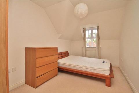 2 bedroom flat to rent, Claremont Avenue, Woking GU22