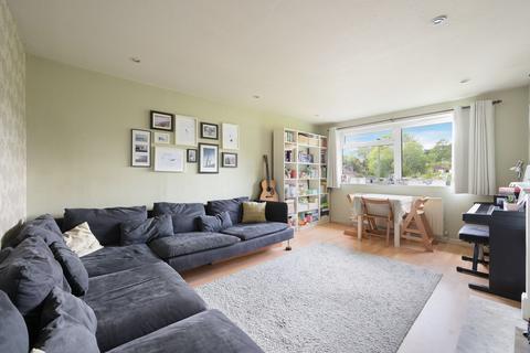 54 Warwick Gardens, Thames Ditton, KT7 0RB