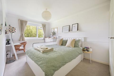54 Warwick Gardens, Thames Ditton, KT7 0RB
