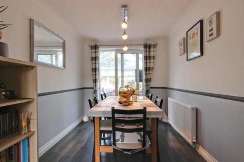 21 Oaklands Drive, Willerby, Hull, HU10 6BJ