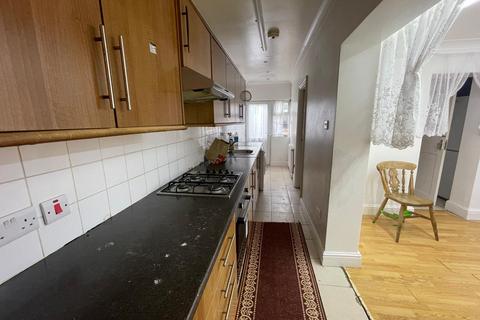 5 bedroom terraced house to rent, Outram Road, London E6