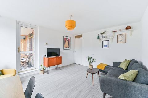 1 bedroom flat for sale, Wivenhoe Close, Peckham Rye, London, SE15