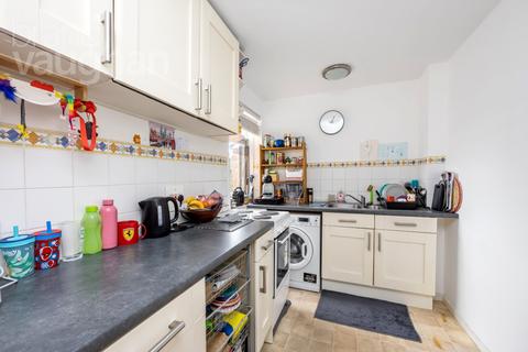 2 bedroom flat for sale, Aynsley Court, Wilbury Avenue, Hove, BN3