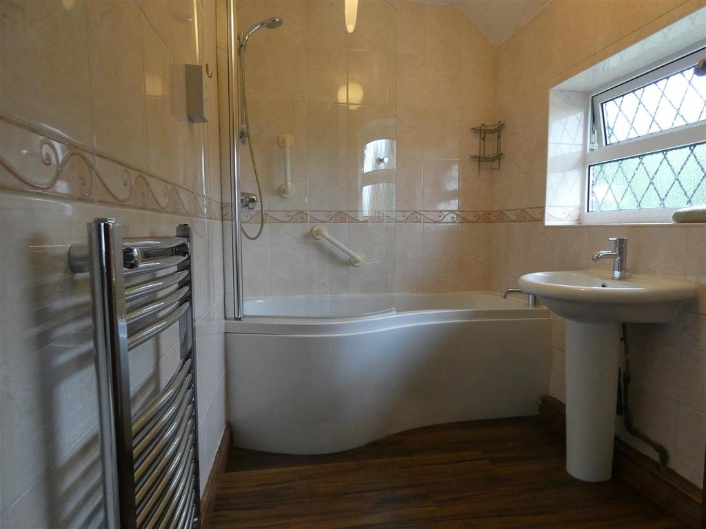 Bathroom (1).JPG
