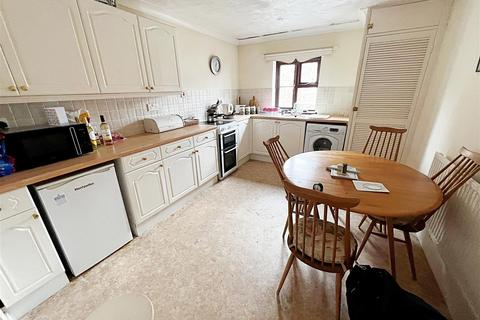 2 bedroom flat for sale, The Mews, Hope Street, Cleethorpes, N.E. Lincs, DN35 8RZ