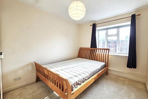 3 bedroom flat to rent, High Road, East Finchley, N2