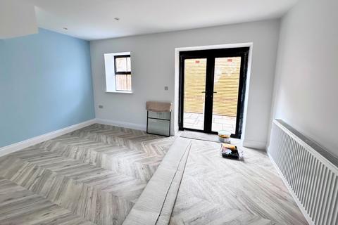 2 bedroom duplex for sale, Queen Street, Gillingham, Dorset. SP8 4DZ